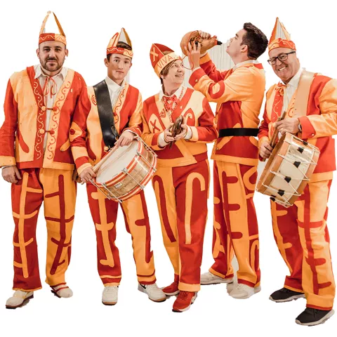 Grupo con trajes rojos y amarillos tocando tambores.