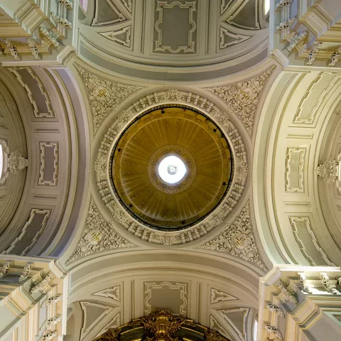 Cúpula decorada de arquitectura religiosa.