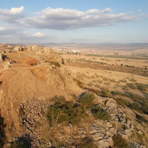 Restos de fortificación sobre colina al atardecer