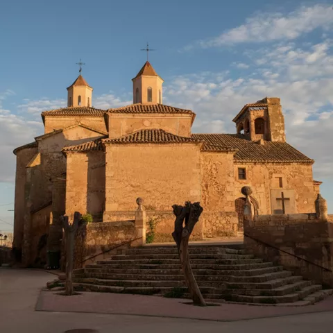 Plaza elevada con escalinata y templo.