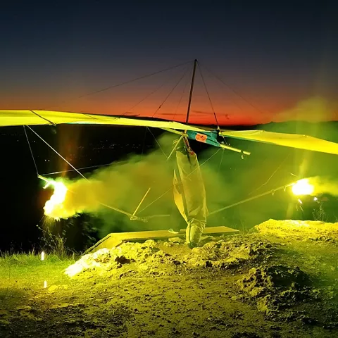 Ala delta preparada para el despegue con luces y humo de colores