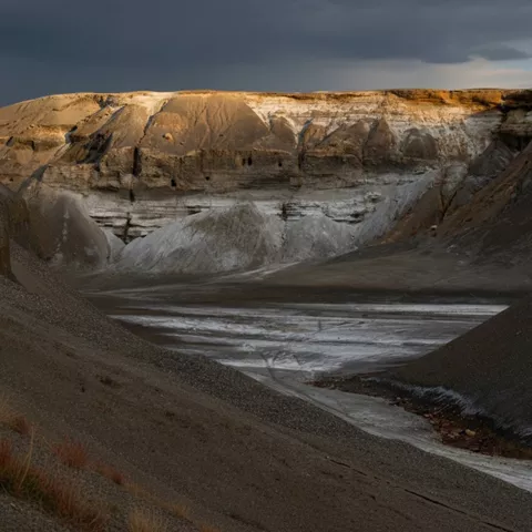 Paisaje minero con taludes y terreno erosionado