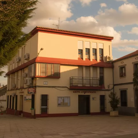 Fachada del ayuntamiento en plaza tranquila
