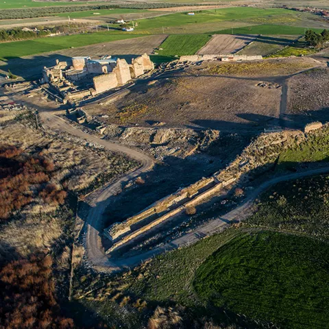 Vista aérea del conjunto amurallado y su entorno rural