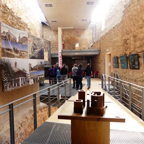 Interior de un centro de interpretación integrado en restos antiguos