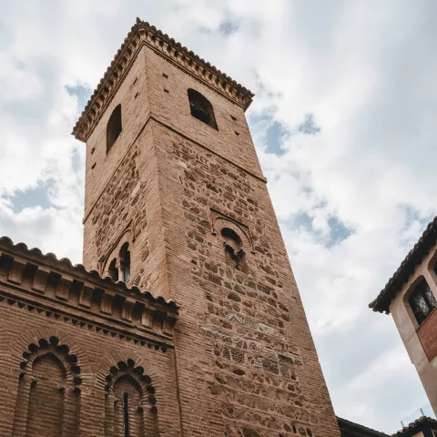 Torre de iglesia de ladrillo vista en contrapicado