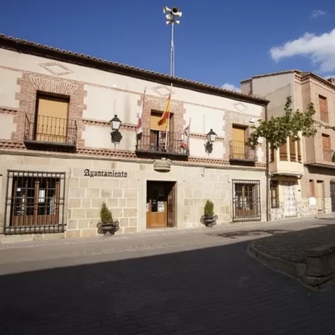 Vista urbana con edificios históricos y arbolado