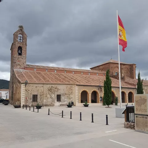 Iglesia histórica en plaza del municipio