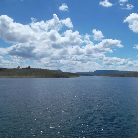 Embalse en paisaje natural de interior
