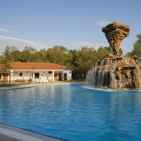 Piscina al aire libre con cascada
