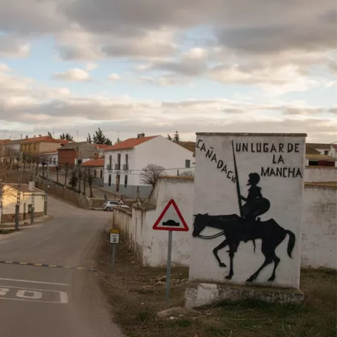 Entrada al pueblo con mural y carretera rural