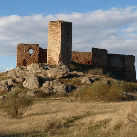 Murallas y torre del castillo de Caracuel de Calatrava vistas desde la base del cerro.