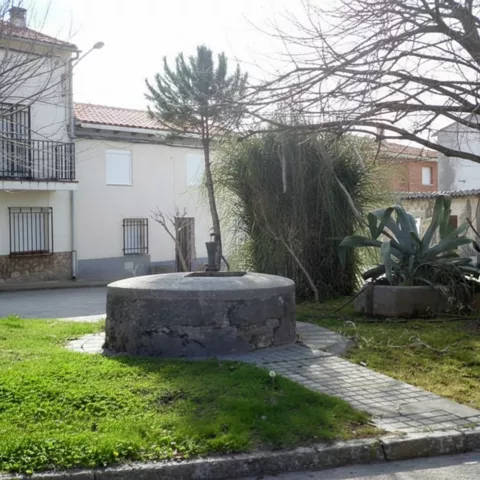 Pozo tradicional en una pequeña zona ajardinada