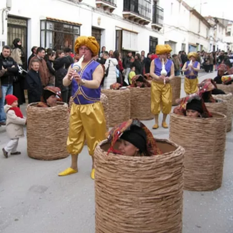 Desfile con músicos y personas dentro de grandes cestos en la calle.