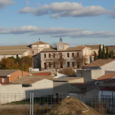 Vista general del pueblo con iglesia y tejados