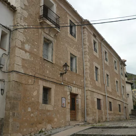 Fachada de casa histórica de piedra