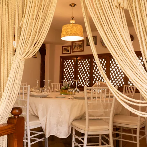Mesa redonda con cortinas de cuerda