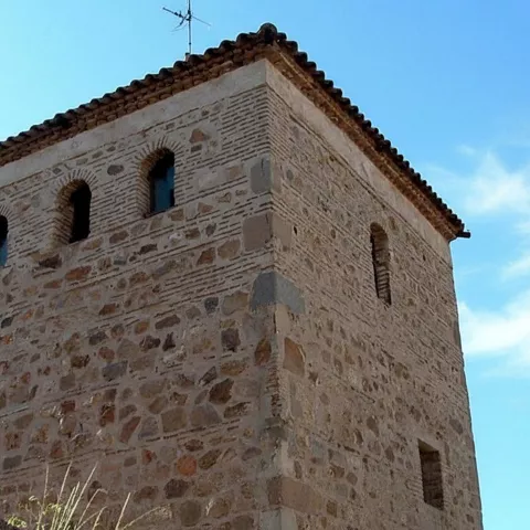 Torre cuadrada de piedra vista desde abajo