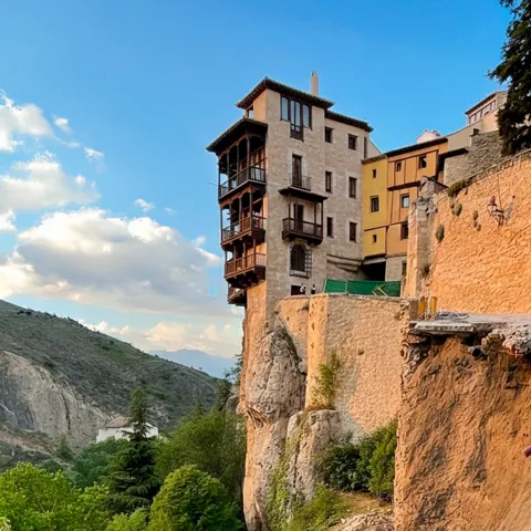 Conjunto de casas tradicionales al borde del precipicio
