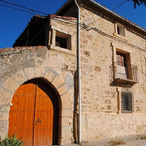 Amplia construcción de piedra, mostrando una arquitectura sólida y tradicional.