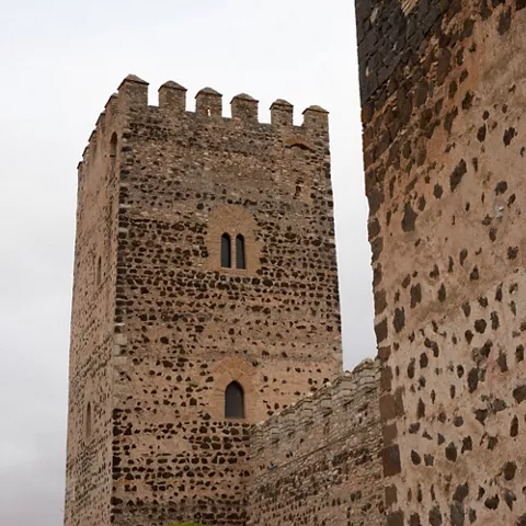 Detalle de torre defensiva y lienzo de muralla de piedra