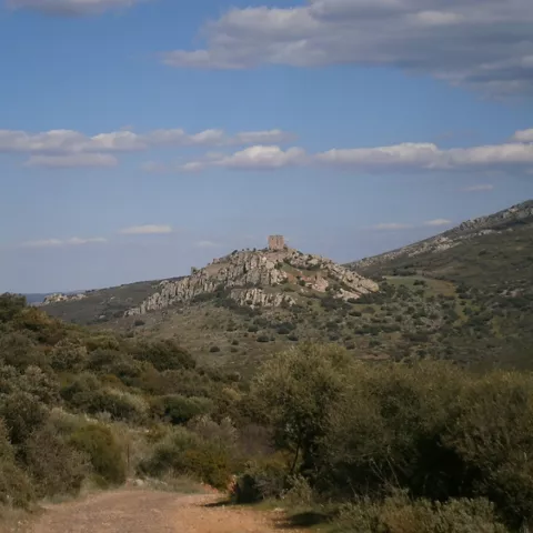 Vista lejana de fortaleza en paisaje montañoso
