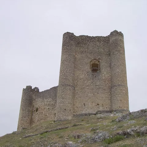 Torre de piedra en paisaje montañoso