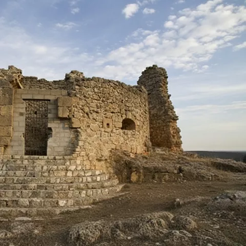 Acceso con escalinata frente a muralla medieval