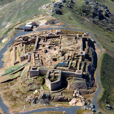 Vista aérea de ruinas de fortaleza medieval