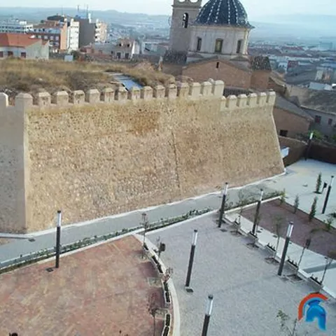Vista aérea de fortaleza amurallada integrada en el casco urbano.