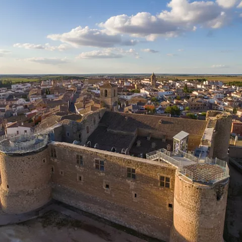 Interior de fortaleza con patio y torres circulares