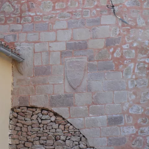 Detalle de escudo tallado en muro.