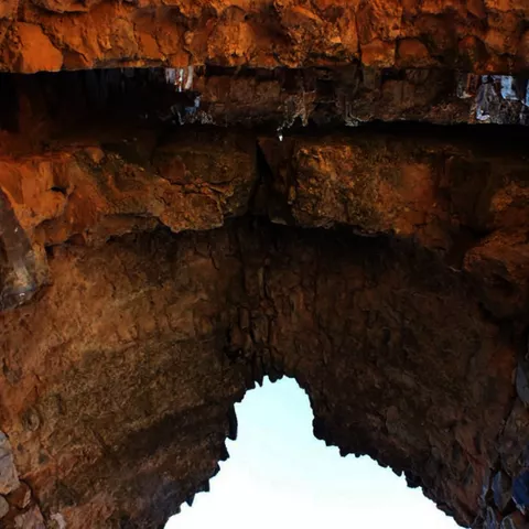 Interior de arco de piedra con luz natural al exterior