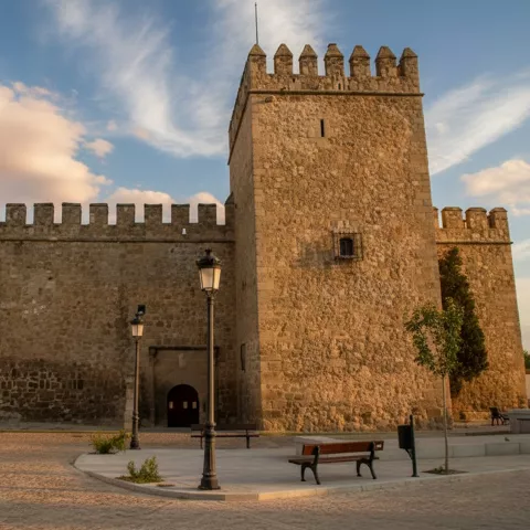 Castillo de piedra en plaza al atardecer