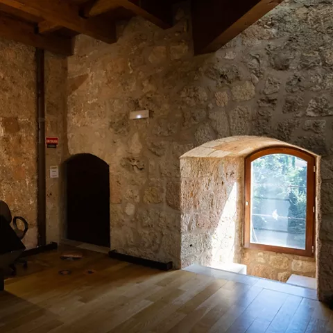 Sala interior de piedra con ventana.