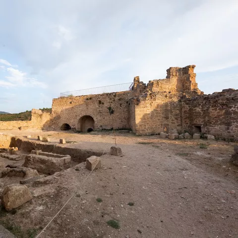 Patio interior de fortaleza medieval en ruinas.