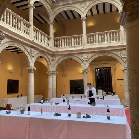 Cata de vinos preparada en un patio con arcos de piedra