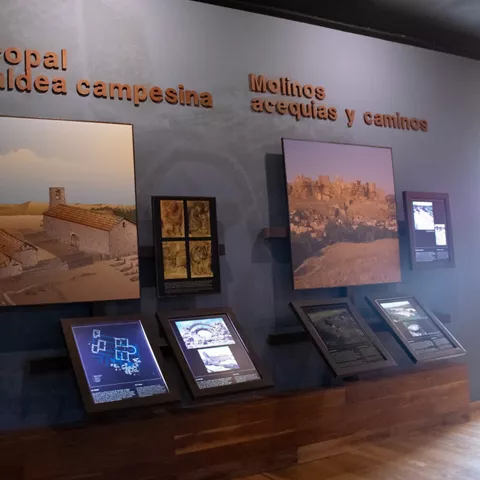 Paneles interpretativos de arqueología.