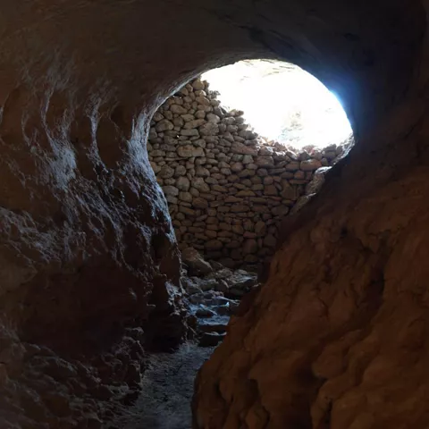Interior de cueva con luz natural.
