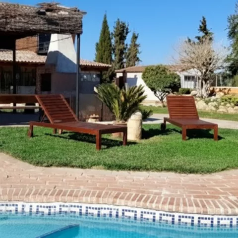 Zona de piscina con tumbonas y porche exterior