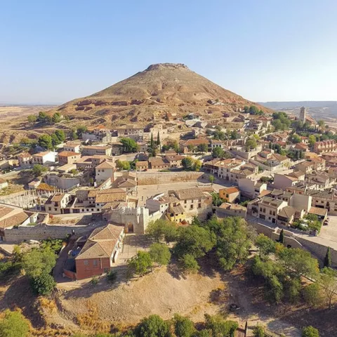 Panorámica de conjunto histórico rodeado de paisaje seco.
