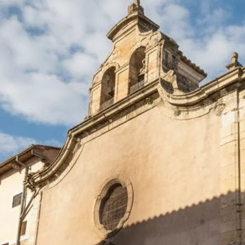 Fachada lateral de templo en esquina del casco antiguo.