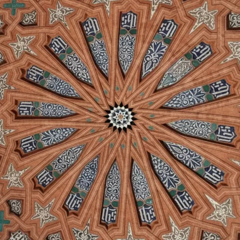 Artesonado de madera con diseño geométrico y motivos decorativos