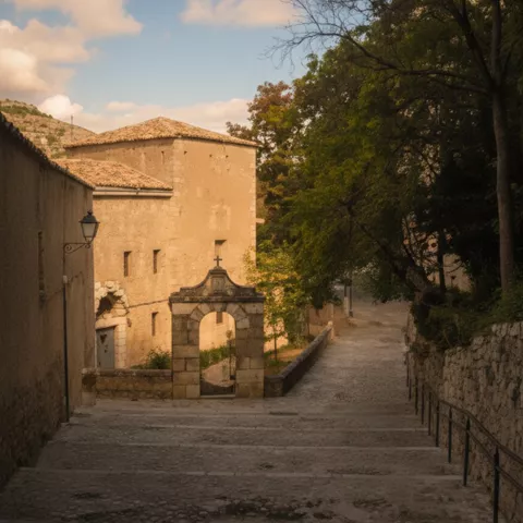Arco de entrada en calle empedrada al atardecer