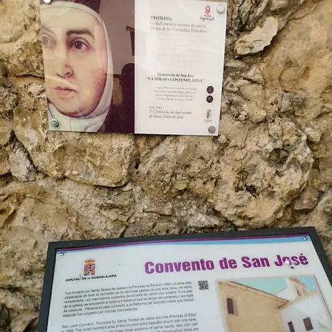 Señal turística de convento histórico.