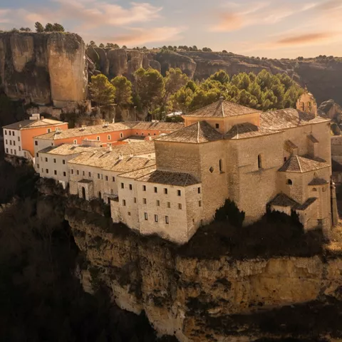 Complejo religioso al borde del cañón