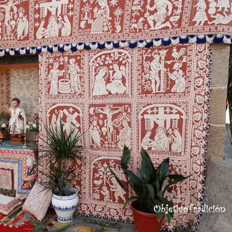 Frontal de altar cubierto con tapices de motivos figurativos