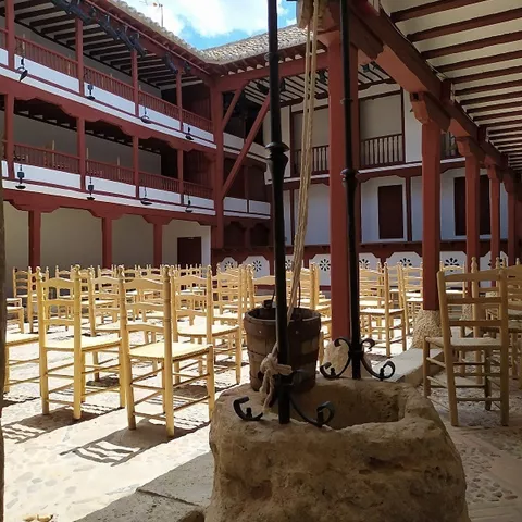 Patio con pozo antiguo y galerías de madera