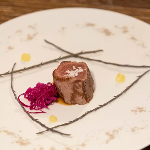 Lomo sellado con col lombarda y sal gruesa