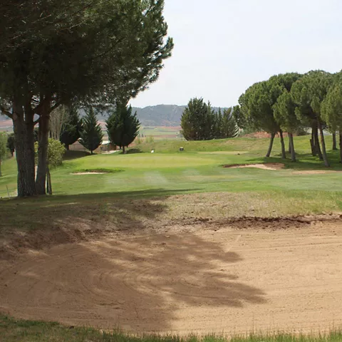 Búnker de arena en campo de golf
